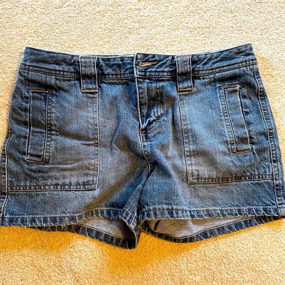 Woman’s blue Jean short shorts